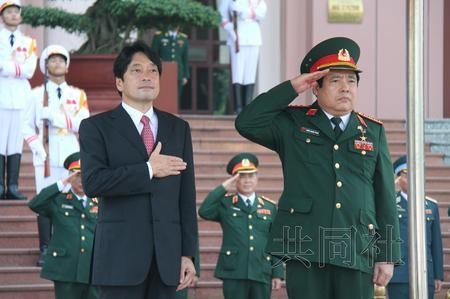 Bộ trưởng Quốc phòng Nhật Bản Itsunori Onodera thăm Việt Nam ngày 16 tháng 9 năm 2013 (ảnh nguồn báo Hoàn Cầu, TQ)